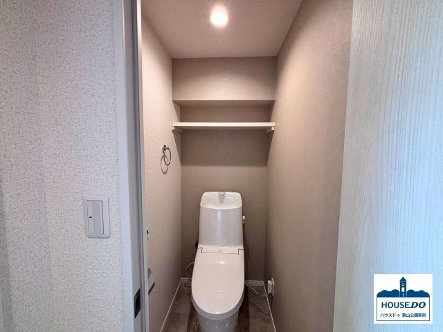 駅近！南西角住戸！R8,3月リフォーム済！グリーンコーポ瑞穂のトイレ|トイレットペーパーや小物が置ける棚付きトイレ。
最新の温水洗浄機能で、いつでも清潔・快適です。
