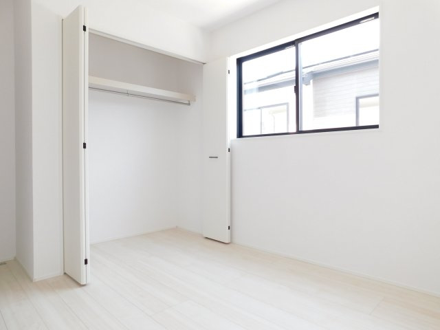 北名古屋市六ツ師宮西の新築一戸建の洋室|◇洋室◇　　明るい洋室約５．２５帖　全居室収納完備♪
