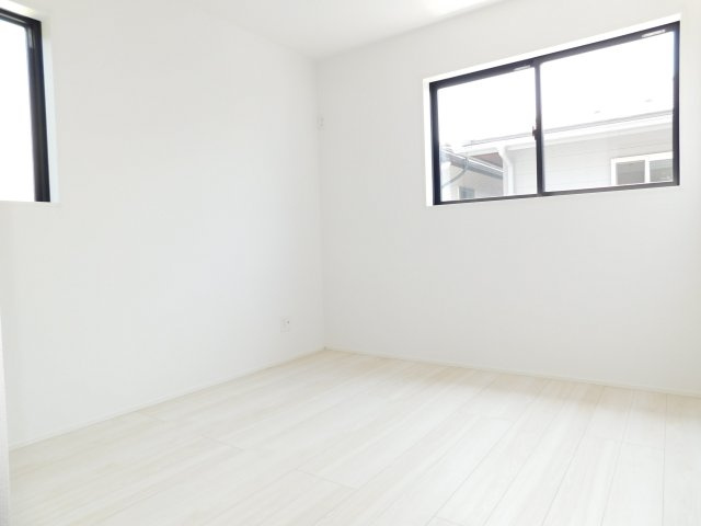 北名古屋市六ツ師宮西の新築一戸建の洋室|◇洋室◇　　南面で明るい洋室約５．２５帖　全居室収納完備♪　