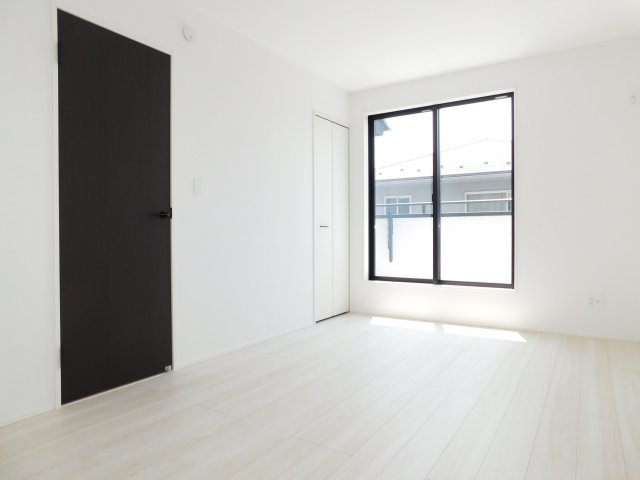 北名古屋市六ツ師宮西の新築一戸建の洋室|◇洋室◇　　南面で明るい洋室約７．５帖　ウォークインクローゼット完備♪　バルコニー付き！　