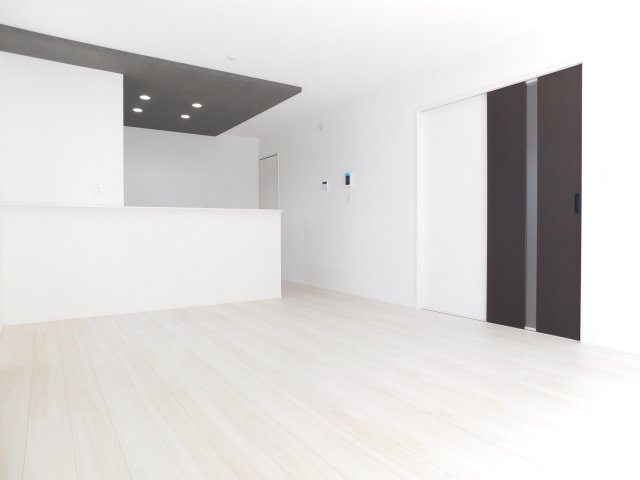 北名古屋市六ツ師宮西の新築一戸建の居間・リビング|◇リビング◇　　南面で明るいリビング約１６．０帖　キッチン横にパントリー完備！　