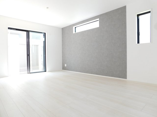北名古屋市六ツ師宮西の新築一戸建の居間・リビング|◇リビング◇　　南面で明るいリビング約１６．０帖　お部屋のコーディネートを一段グレードアップさせるアクセントクロスのリビング♪