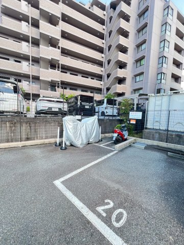 クレアール宝塚の駐車場