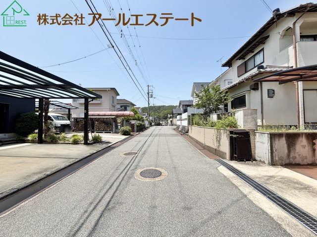 加古川市上荘町都台1丁目　　中古戸建の前面道路含む現地写真