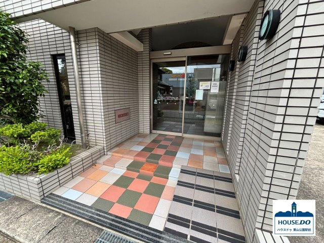 ペット可！12階・南向・南西角部屋！コンセール猪子石原のエントランス|住まう人と訪れる人を温かく迎える、洗練されたエントランス。お年寄りにも優しいスロープ付きです。