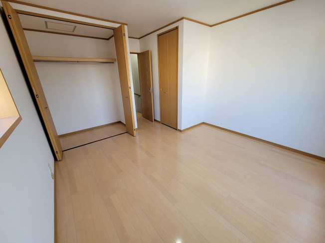 【寝室】 | 八尾市相生町3丁目 | 【2階：洋室8帖】収納2ヶ所に完備です♪