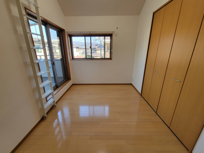 【子供部屋】 | 八尾市相生町3丁目 | 【2階：東側洋室6帖】窓からスクエア型のバルコニーに出入りできます☆