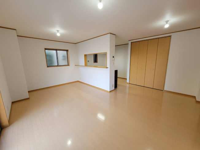 【居間・リビング】 | 八尾市相生町3丁目 | 【LDK：広々20.2帖！】全室クロス貼替え、ハウスクリーニング済みです☆