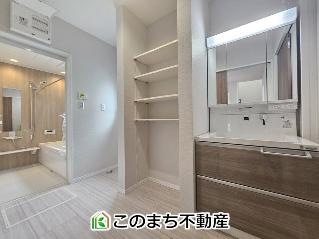 ワイウッドコート下都賀郡壬生町安塚第3期の洗面所|シャンプードレッサーで朝の身支度♪伸びるホースでお掃除も簡単清潔です！