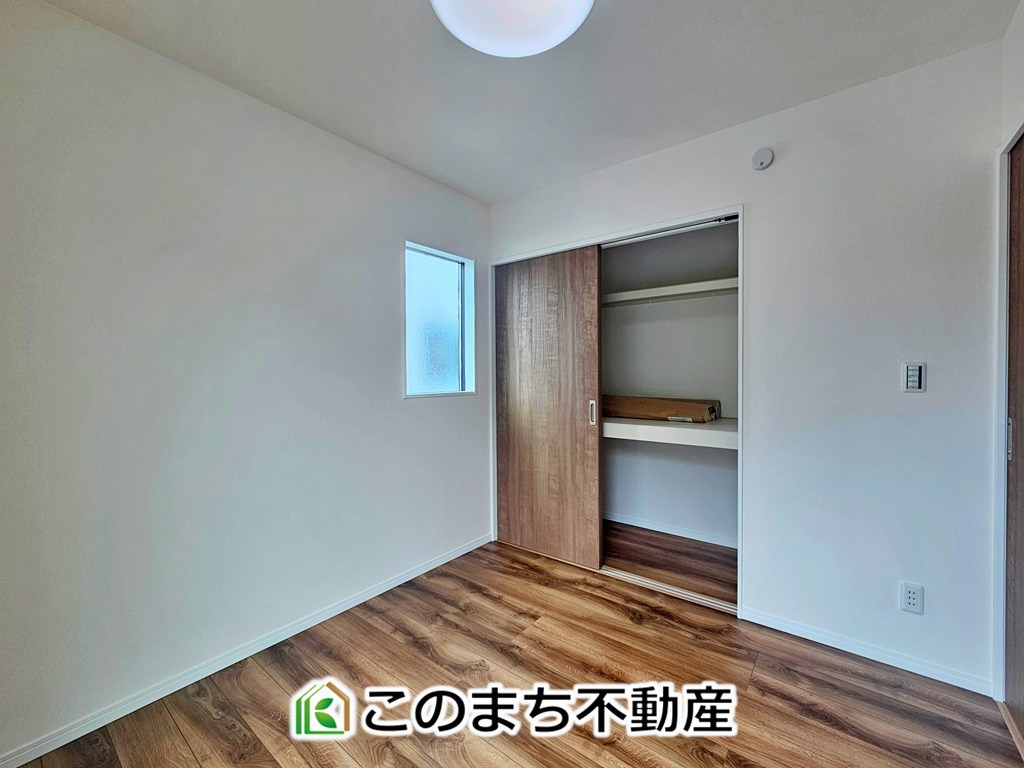 ワイウッドコート下都賀郡壬生町安塚第3期の洋室|陽光がふんだんに降り注ぐお部屋です。陽だまりの空間で、プライベートなお家時間も快適にお過ごしいただけます♪