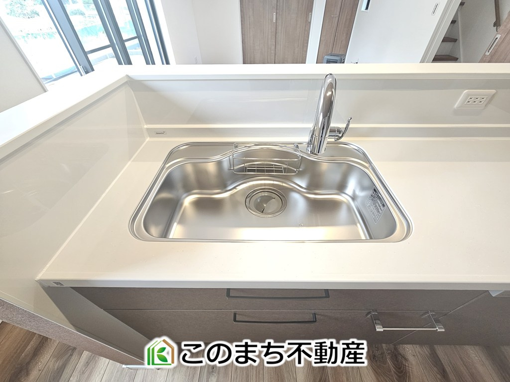ワイウッドコート下都賀郡壬生町安塚第3期のキッチン|ビルトイン型浄水器を内蔵したキッチン水栓。お米を研いだり、野菜を洗ったりするときなど用途に応じてワンタッチで浄水に切り替えが可能です。カートリッジ式なので、フィルターを簡単に交換する事が出来ます。