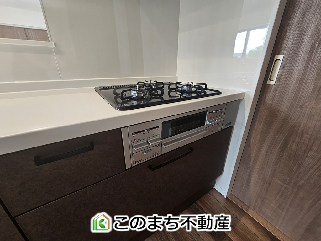 ワイウッドコート下都賀郡壬生町安塚第3期のキッチン|IHクッキングヒーターで調理もお掃除も楽々です♪