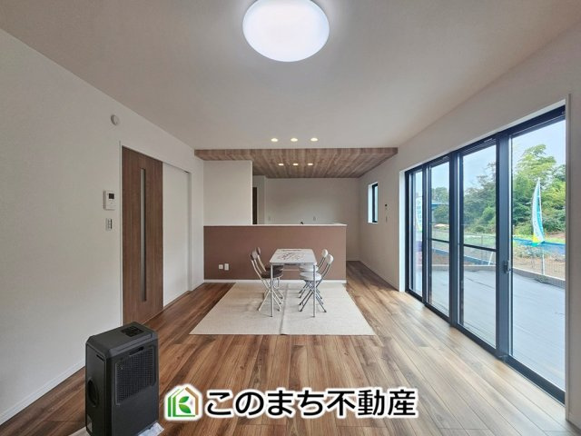 ワイウッドコート下都賀郡壬生町安塚第3期の居間・リビング|開放感のある広々としたリビング☆家族みんなでゆったりくつろげます♪
南側から暖かな日差しが差し込みます♪キッチンからリビングの様子がよく見渡せます☆