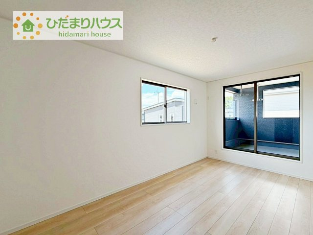 【洋室】 | 常総市新石下第10　新築戸建　2号棟 | バルコニーに面していて、たっぷり光りの入る明るい主寝室です！
