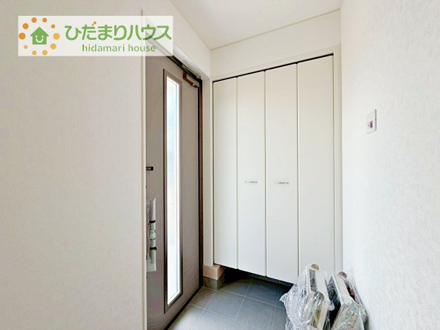 【玄関】 | 常総市新石下第10　新築戸建　2号棟 | 玄関が広いので親子で並んで仲良く靴が履けますね(^^)/