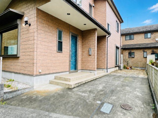 あきる野市小川　店舗付中古戸建の駐車場|駐車スペースは縦列で２台可能です！（車種による）