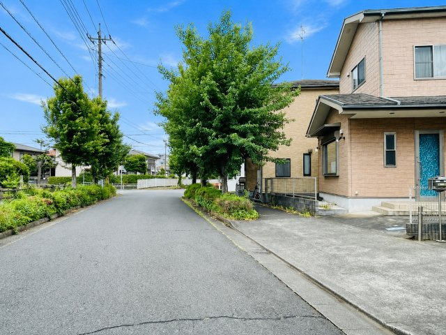 あきる野市小川　店舗付中古戸建の前面道路含む現地写真|前面道路も広々しています！