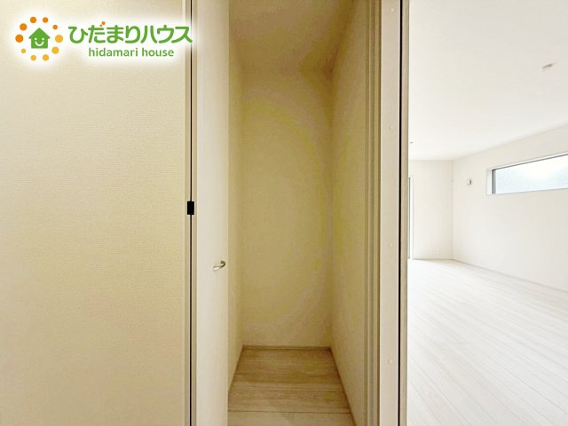 【収納】 | 第1石岡市旭台　新築戸建 | 暮らしのちょうど良いところにクローゼットを配置することで家の中がスッキリと片付きます。掃除道具や家族それぞれの小物などを適材適所で収納可能。