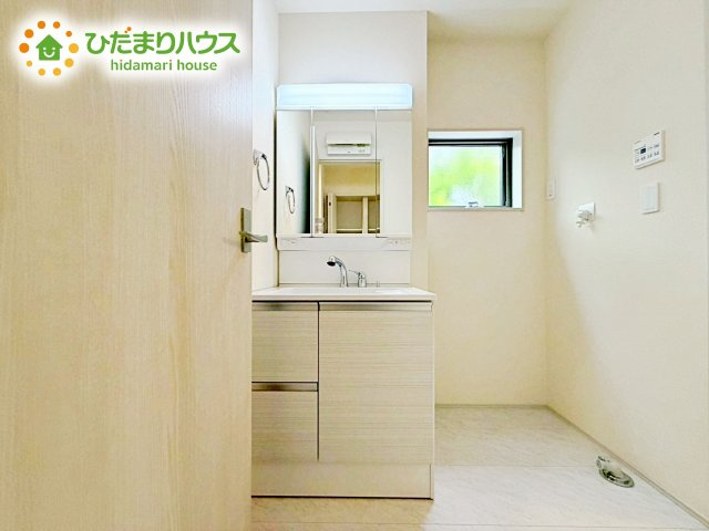 【独立洗面台】 | 第1石岡市旭台　新築戸建 | 三面鏡は自分では見えにくいところまで見ることができるので、身だしなみを整える際などにはとても便利です(*^^*)