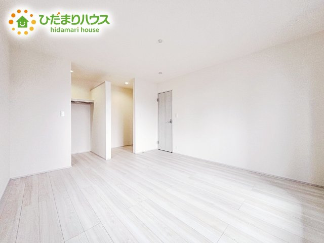 【寝室】 | 第1石岡市旭台　新築戸建 | 壁紙はシンプルで清潔なホワイトで統一しています。朝の光をたっぷり浴びながら一日をスタート！目覚めは明るくあたたかな場所で。