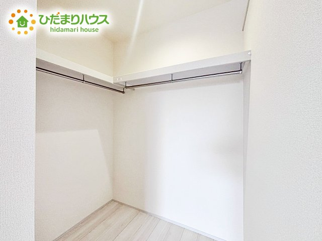 【収納】 | 第1石岡市旭台　新築戸建 | たくさんの洋服をかけてもシワになりにくいウォークインクローゼット。洋服以外にも、普段使わない家電やスーツケース、ストック品など何でも片付く嬉しい空間です。