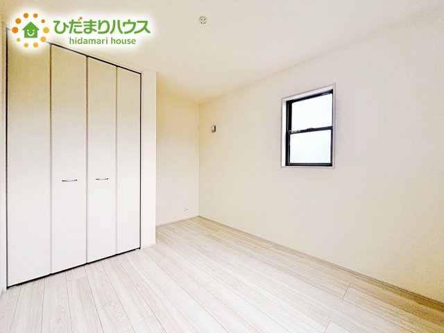 【洋室】 | 第1石岡市旭台　新築戸建 | 明るい陽光が差し込む洋室。白を基調とした爽やかな空間。