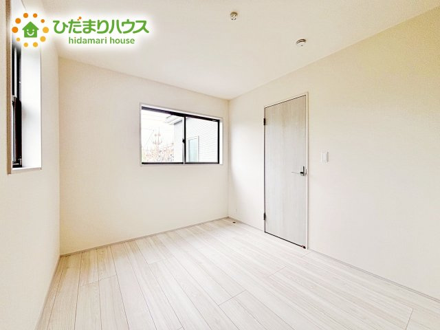 【洋室】 | 第1石岡市旭台　新築戸建 | 柔らかい陽光が差し込む明るいお部屋を演出する設計。彩光の取れる窓が気持ちの良いお部屋を創り上げます。