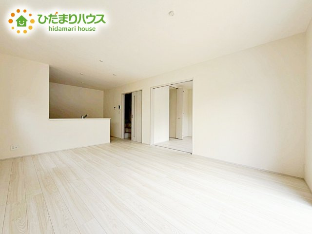 【居間・リビング】 | 第1石岡市旭台　新築戸建 | ホワイトを基調としたLDKは、明るく上品な心地よさを演出してくれます。空間に広がりをもたらし、より一層広く感じさせてくれます。