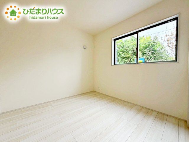 【洋室】 | 第1石岡市旭台　新築戸建 | 明るい日差しが降り注ぐお部屋に、居心地の良さを感じさせるコーディネート。家具やカーテンでお気に入りのお部屋に♪