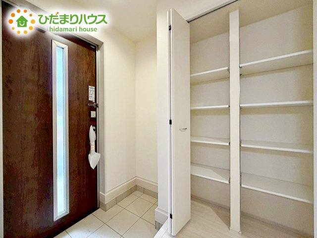 【玄関】 | 第1石岡市旭台　新築戸建 | 天井まであるシューズボックスは、家族全員の靴が入るため、散らかりがちな玄関もスッキリ片付きますね。