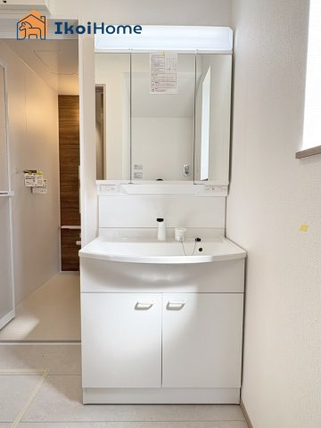 神戸市西区秋葉台2丁目　全1棟　新築戸建の洗面所|【ホームページに現地動画掲載中】●年中無休：当日予約可●洗面台はお化粧をする時に便利な３面鏡。