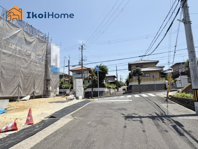 神戸市西区秋葉台2丁目　全1棟　新築戸建の前面道路含む現地写真|●年中無休：当日予約可●前面道路は南東側約12m、南西側約7.7mで広く開放的です！