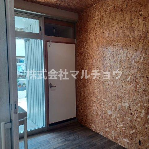 朝来店舗の内装|明るい色調の室内です