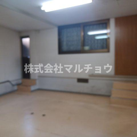 朝来店舗の内装|明るい色調の室内です