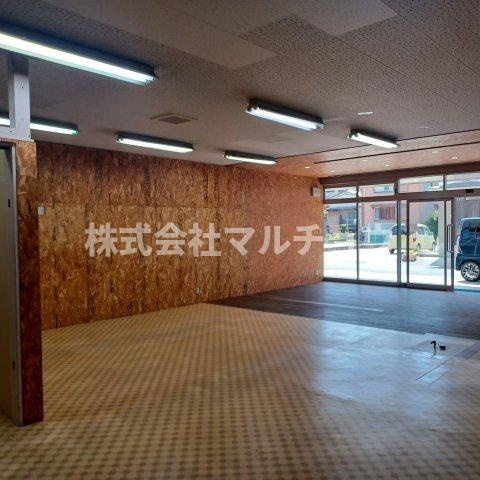 朝来店舗の内装|明るい色調の室内です