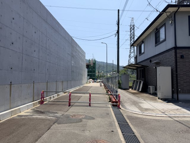 平成ヶ浜二丁目　戸建の前面道路含む現地写真|（東側前面道路）陽当たりのよい角地です。