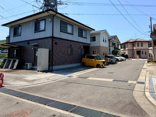 平成ヶ浜二丁目　戸建の前面道路含む現地写真|北側の前面道路は広々しています。交通量が少ないため安全に駐車ができ、落ち着いて暮らせる立地です。