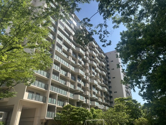京橋グリーンハイツ二号棟の外観