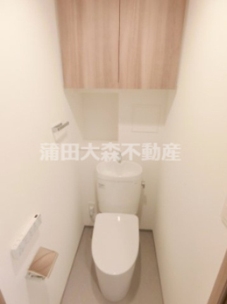 コンフォリア・リヴ南六郷のトイレ|吊戸棚収納と温水洗浄便座付きのトイレ　