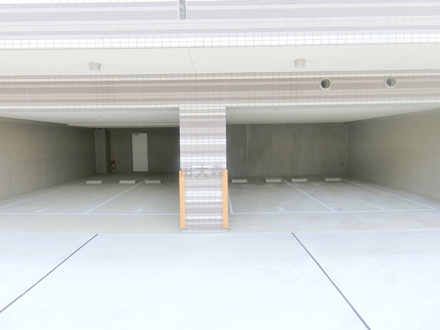コンフォリア・リヴ南六郷の駐車場|敷地内屋根付平置き駐車場　空き状況等詳細はお問合せください。