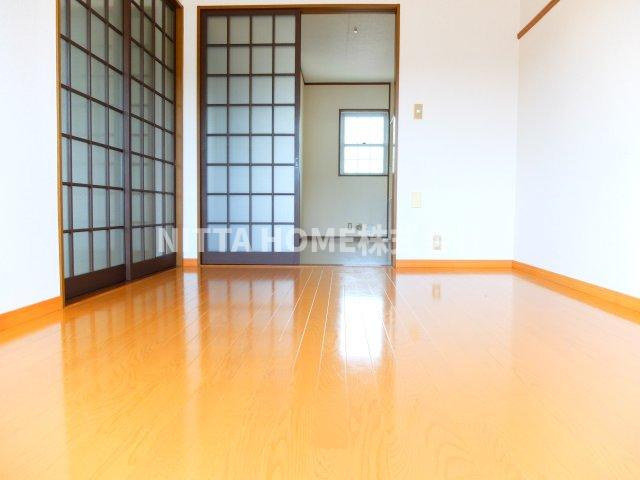 アゼリアコートＥの寝室|明るい室内です☆彡