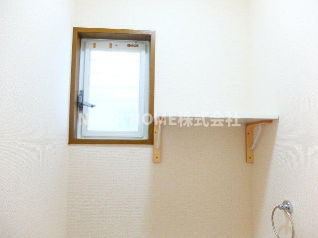 アゼリアコートＥのトイレ|トイレットペーパーなどを保管する収納が付いています＊