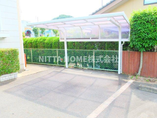 アゼリアコートＥのエントランス|屋根付きの駐輪場も設置しています☆