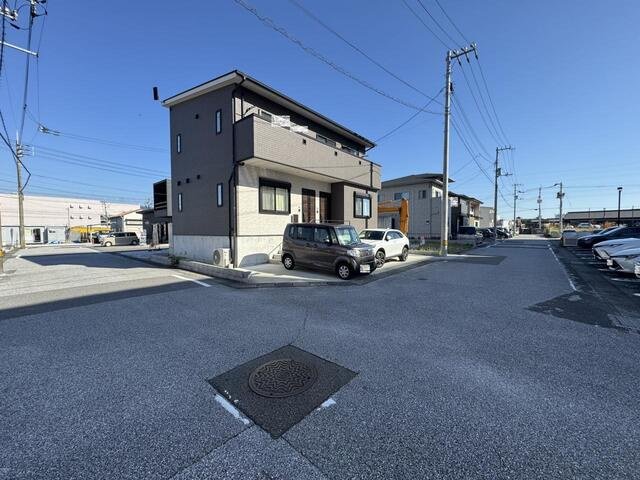 【2022年築×二世帯向け】高知市海老ノ丸　中古一戸建ての前面道路含む現地写真|青空に映えるスタイリッシュな外観！角地で開放感のある好立地☆