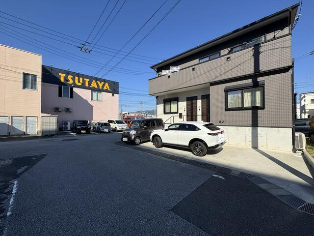 【2022年築×二世帯向け】高知市海老ノ丸　中古一戸建ての前面道路含む現地写真|日当たり・通風良好な角地物件！前面道路もすっきり