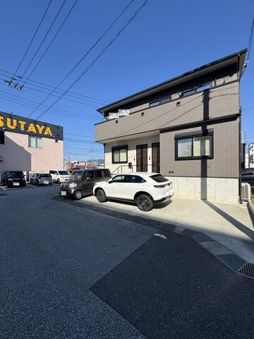 【2022年築×二世帯向け】高知市海老ノ丸　中古一戸建ての前面道路含む現地写真|周辺環境も充実！暮らしやすさが広がる街並み。
