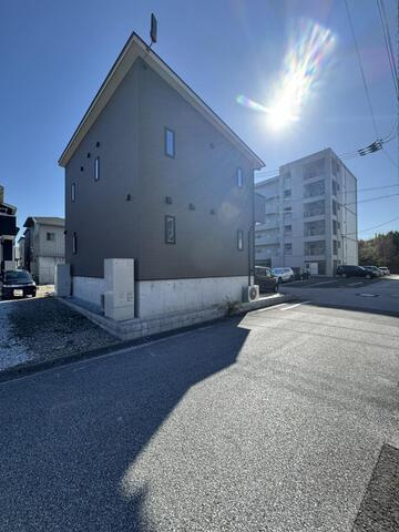 【2022年築×二世帯向け】高知市海老ノ丸　中古一戸建ての前面道路含む現地写真|陽光が心地よく差し込む設計！プライバシーにも配慮。