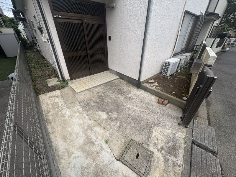 稲城市矢野口の一戸建てのエントランス