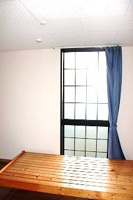 落ち着いて過ごせるお部屋なので、寝室にいかがでしょうか