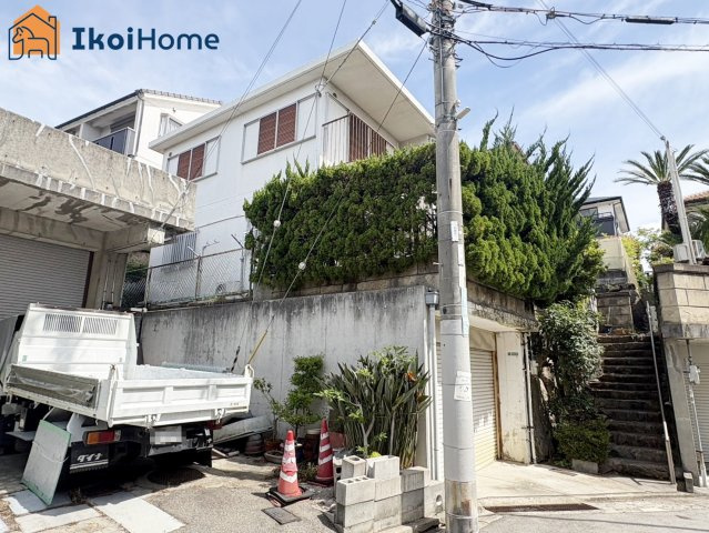 明石市朝霧山手町　中古戸建のエントランス|～ご見学に関して～平日や夜間でもご案内可能。決まったお時間で身動きが取れない方も臨機応変に対応します